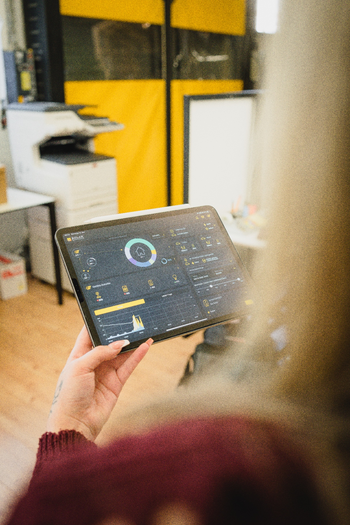 Monitoring-Dashboard einer Solaranlage auf einem Tablet