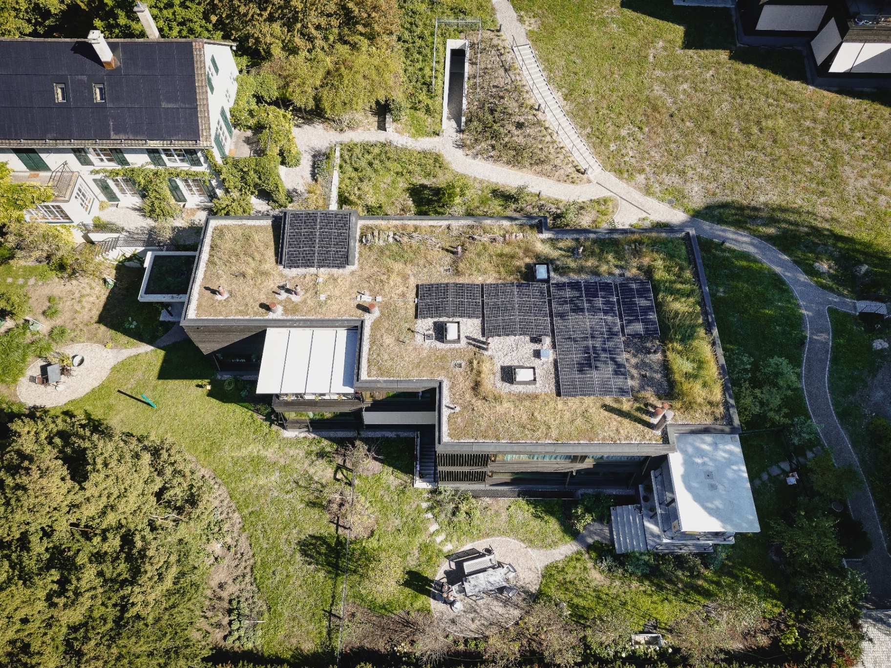 Begrüntes Flachdach mit integrierter Photovoltaikanlage