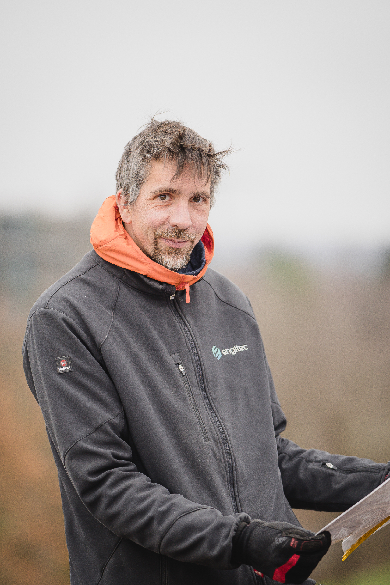 Engitec-Techniker prüft Anlagendokumentation auf dem Dach