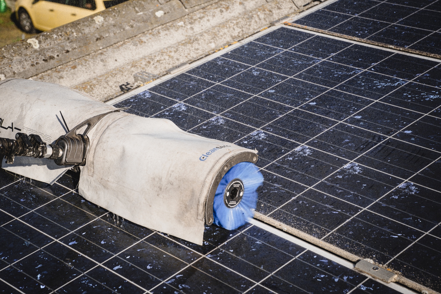 Professionelle Reinigung von Solarmodulen mit Bürste und Osmosewasser