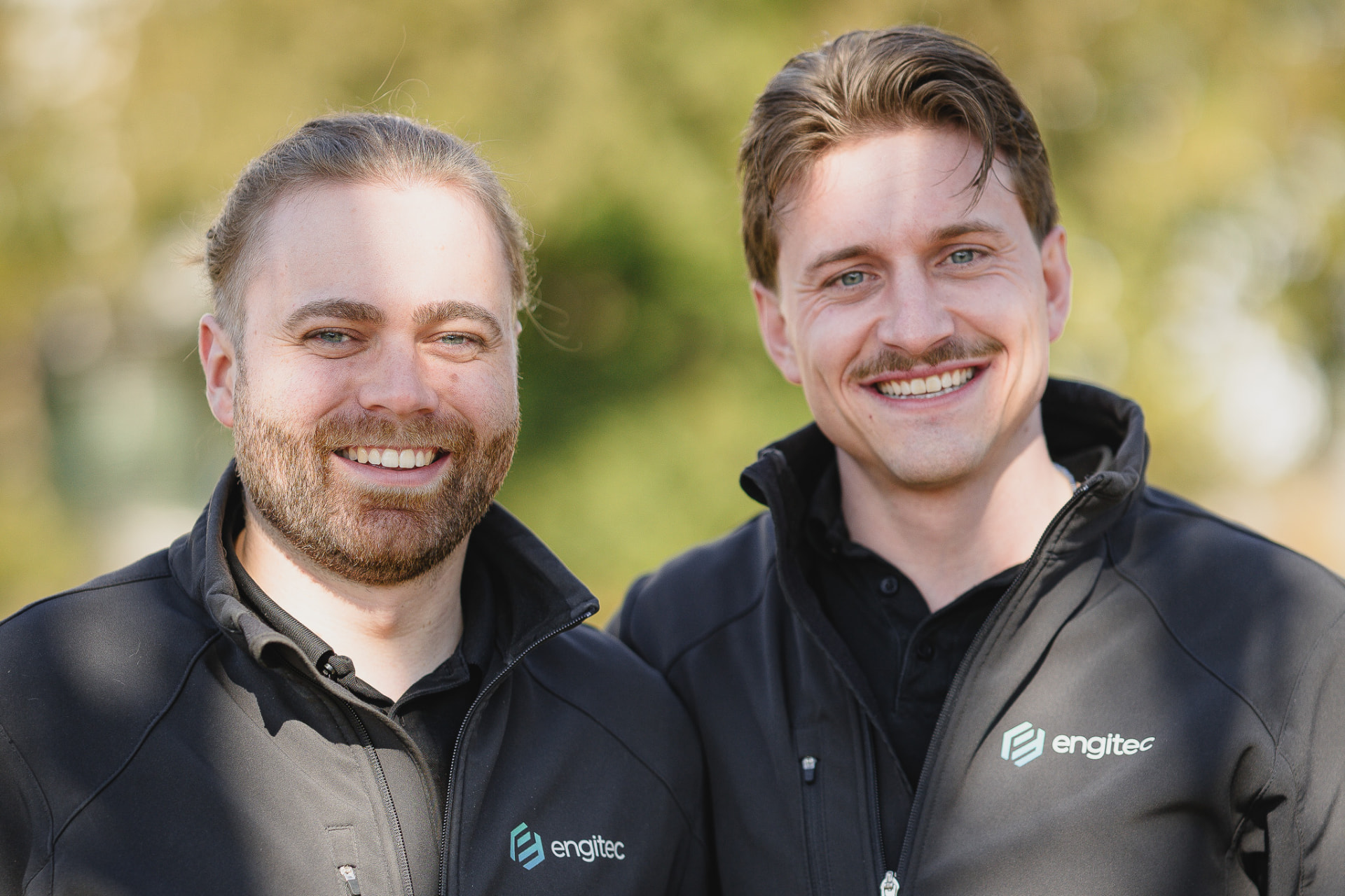 Zwei Mitarbeitende der engitec AG in Arbeitsjacken mit engitec Logo