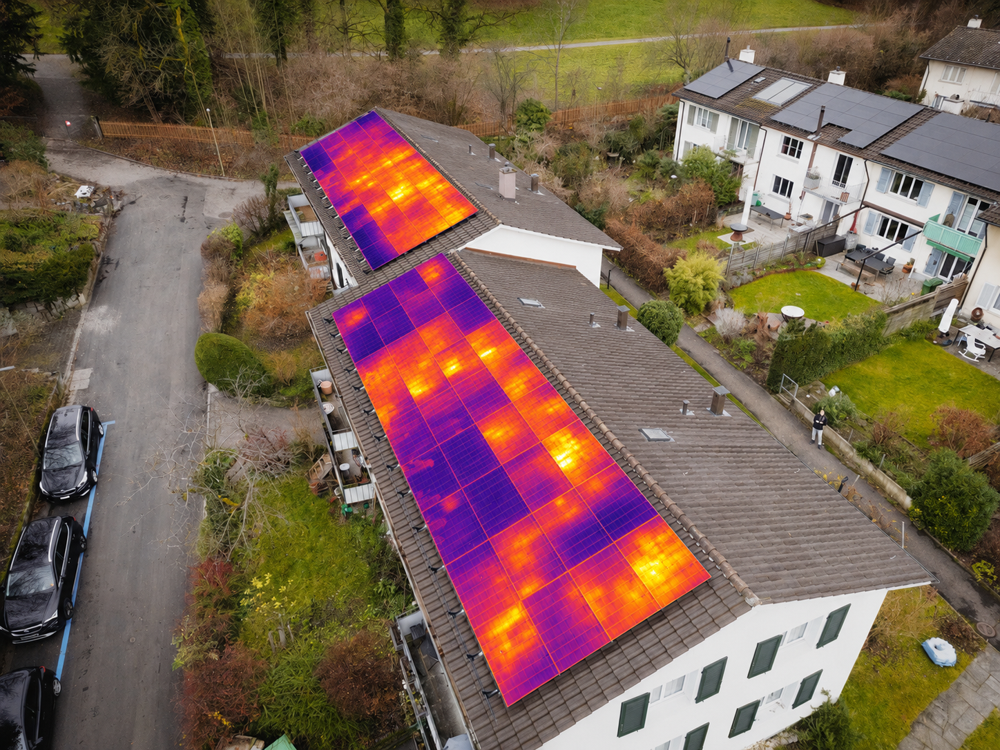 Drohnen-Thermografie einer Photovoltaikanlage zeigt Wärmeverteilung der Module